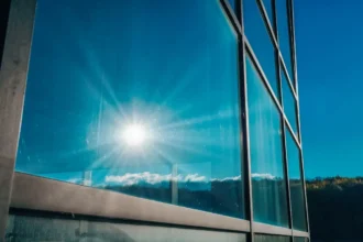 Ventanas solares: el futuro energético para rascacielos sustentables en ciudades chilenas.