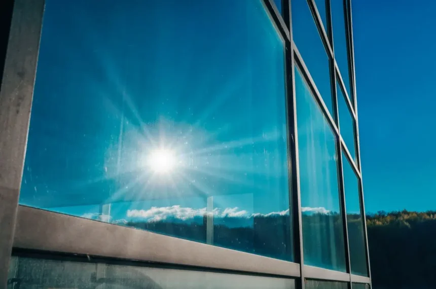 Ventanas solares: el futuro energético para rascacielos sustentables en ciudades chilenas.