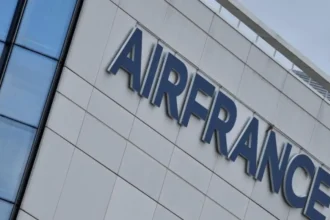 Vuelo de repatriación francés aborta misión tras amenazas de misiles en la zona