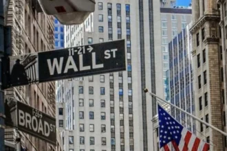 Wall Street abre a la baja: Nasdaq cae 79 puntos y el mercado espera datos clave para la Fed