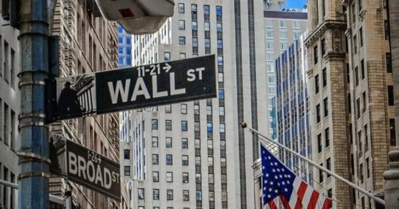 Wall Street abre a la baja: Nasdaq cae 79 puntos y el mercado espera datos clave para la Fed