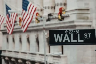 Wall Street abrió al alza tras señales de distensión en Oriente Medio y con el petróleo sobre los US$100