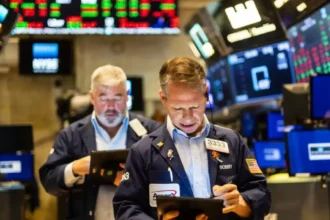 Wall Street cae 592 puntos y arrastra al IPSA: el dato laboral que aceleró la venta tecnológica