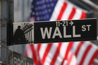 Wall Street cierra en récord sobre 7.000 puntos por señales desde Medio Oriente, mientras el IPSA cae 0,2%