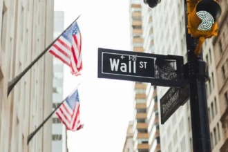Wall Street cierra la semana con caídas por empleo y alza del petróleo