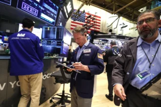 Wall Street cierra semana en rojo por tensiones geopolíticas y alza del petróleo