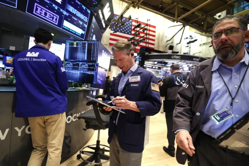 Wall Street cierra semana en rojo por tensiones geopolíticas y alza del petróleo