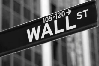 Wall Street rebota con alzas de hasta 1,4% y el Brent cae bajo US$100 tras señal de Trump sobre Irán: qué cambió en horas