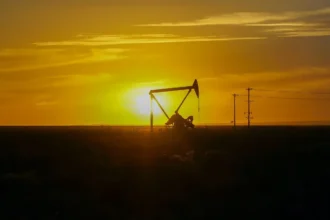 WTI salta 8,69% a US$77,42 por la guerra en Irán: tensión en Ormuz y OPEP+ anuncia +206.000 barriles diarios