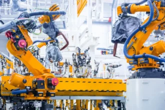 Xiaomi invierte US$330 millones en una planta de 81.000 m²: el sistema que permite producir teléfonos 24/7 sin operarios en la línea